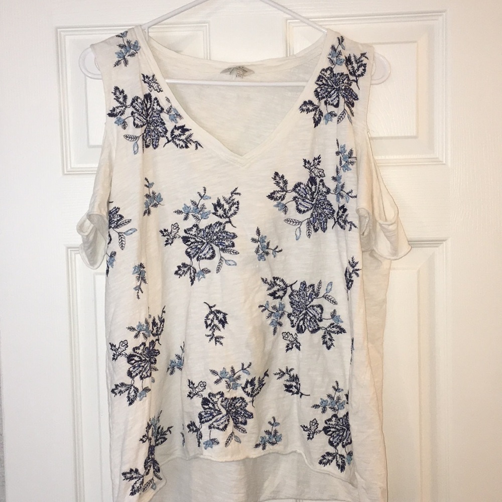 Lucky 🍀 Brand cold shoulder embroidered top